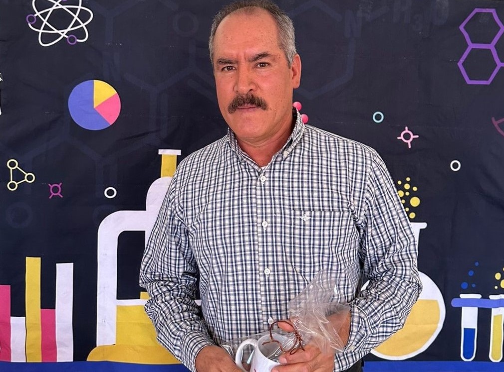 Dr. Saúl Fraire Velázquez Conferencia: Rizobacterias Bacillus spp. agentes de biocontrol contra fitopatógenos y sus particularidades genéticas a partir de secuenciación genómica  Él es Dr. en C. con especialidad en Biotecnología de Plantas por el CINVESTAV-IPN Unidad Irapuato. Es Profesor investigador de Tiempo Completo en la Unidad de Ciencias Biológicas de la UAZ. En esta misma Universidad es también docente en el Doctorado en Ciencias Básicas y en la Maestría en BioCiencias. Es perfil PRODEP y SNII nivel 1. Es autor de artículos científicos en revistas internacionales indizadas y de varios capítulos de libro en editoriales internacionales. Es líder del Cuerpo Académico “Biotecnología de Plantas” UAZ-CA138 e iniciador de la red “Red Nacional de Cuerpos Académicos Biotecnología para una Agricultura Sustentable” con apoyo de PROMEP-SEP en el 2007. Red que continua en operación hasta la fecha. El Dr. Fraire es Editor en jefe de la revista “Biotecnología y Sustentabilidad” y fue Editor invitado en la revista Frontiers in Plant Sciences en el 2004. Ha sido director o co-director de 4 tesis de doctorado, 13 de maestría y 23 de licenciatura. Inició el Laboratorio de Secuenciación Genómica en la Unidad de Ciencias Biológicas de la UAZ y actualmente es responsable del mismo.